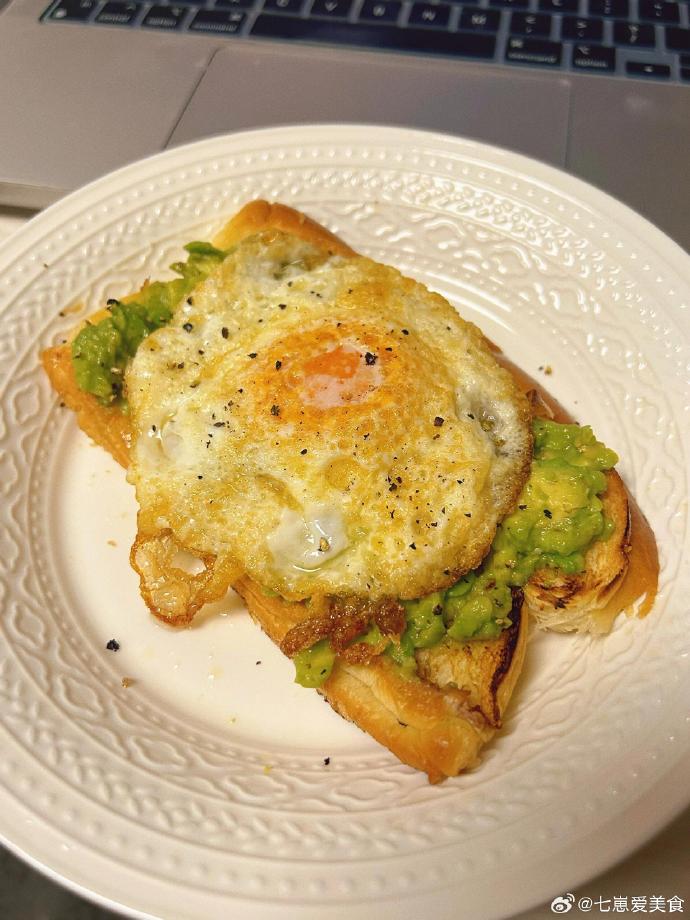 TonyEnglert's tweet photo. Just whipped up creamy avocado egg toast with a sprinkle of chili flakes for a quick, yummy brunch https://t.co/YBJWOZhPwe