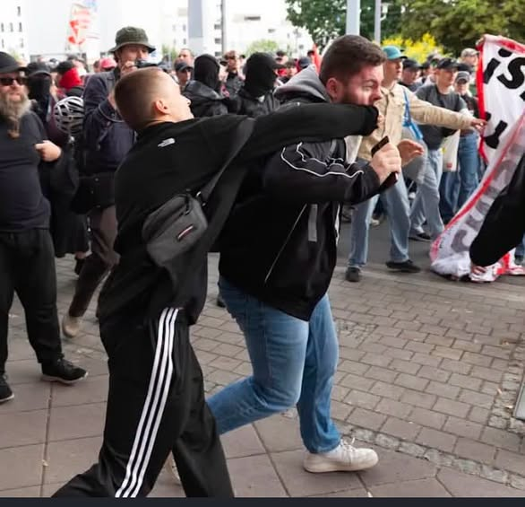 TorLilly21's tweet photo. Laut  Medien hat die Polizei diesen Antifa-Schläger vom Wochenende in Erfurt  immer noch nicht ermittelt. 
Er schlug einen rechtsliberalen Journalisten  zu Boden. Ist es eine Vorgabe "von oben", keine linken Gewalttäter zu  ermitteln???? https://t.co/EHg950HvUb