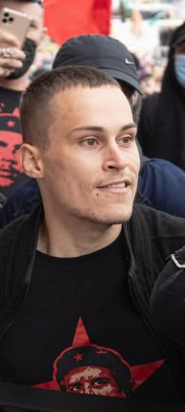 TorLilly21's tweet photo. Laut  Medien hat die Polizei diesen Antifa-Schläger vom Wochenende in Erfurt  immer noch nicht ermittelt. 
Er schlug einen rechtsliberalen Journalisten  zu Boden. Ist es eine Vorgabe "von oben", keine linken Gewalttäter zu  ermitteln???? https://t.co/EHg950HvUb