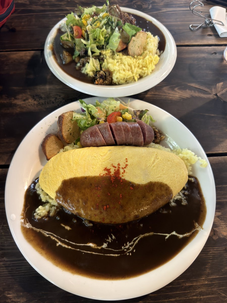 crz163's tweet photo. 美瑛の唯我独尊でオムソーセージカレー。
大阪にもあるみたい。
ライスが残っていればお皿を持って行って「ルールルルー」って合言葉をいうとルーを追加してくれるんだけど想像以上にいっぱいかけてくれたのでお腹いっぱいで苦しすぎた🤣
結��辛いけど美味しかった〜

#セレサポ東川町キャンプ https://t.co/lPp3WX9LK8