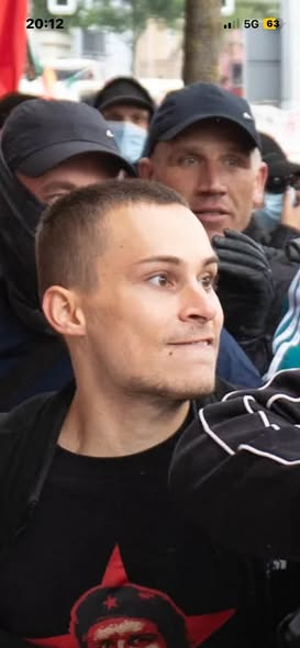 TorLilly21's tweet photo. Laut  Medien hat die Polizei diesen Antifa-Schläger vom Wochenende in Erfurt  immer noch nicht ermittelt. 
Er schlug einen rechtsliberalen Journalisten  zu Boden. Ist es eine Vorgabe "von oben", keine linken Gewalttäter zu  ermitteln???? https://t.co/EHg950HvUb