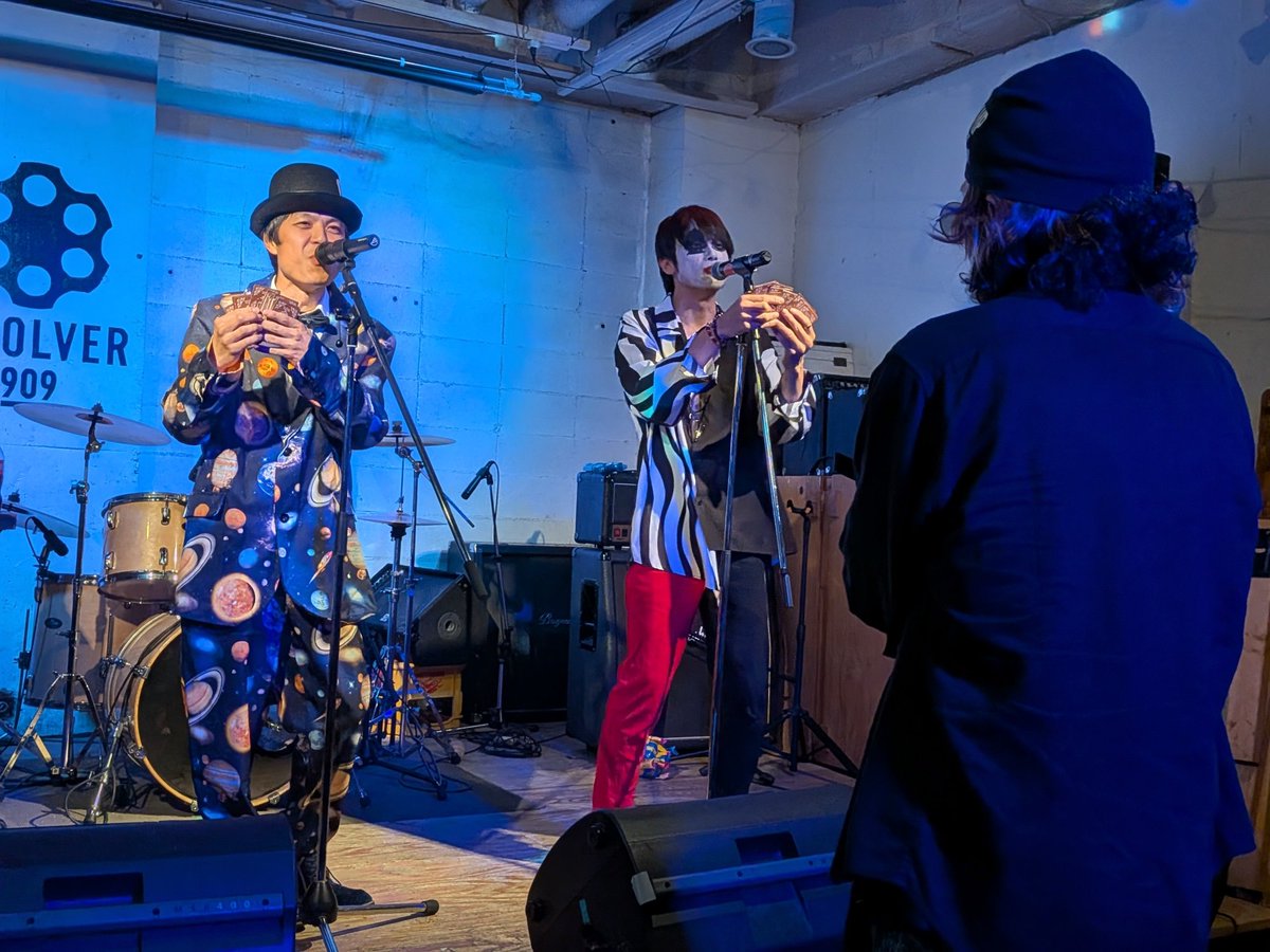 spacistpierrot's tweet photo. 新生Quirkyは新曲をたくさん披露し、アイテムもたくさん活用し、以前のコンセプトで使っていたレーザーガンやピコピコハンマーを今回も使用🔫🔨
そして、新たなコンセプトは…『アナログゲーム』です🎩🤡
その一発目としてトランプを使った「Trump」という曲を初披露🂡
曲中にババ抜きをしていた(笑)🃏 https://t.co/klZJamjRJd