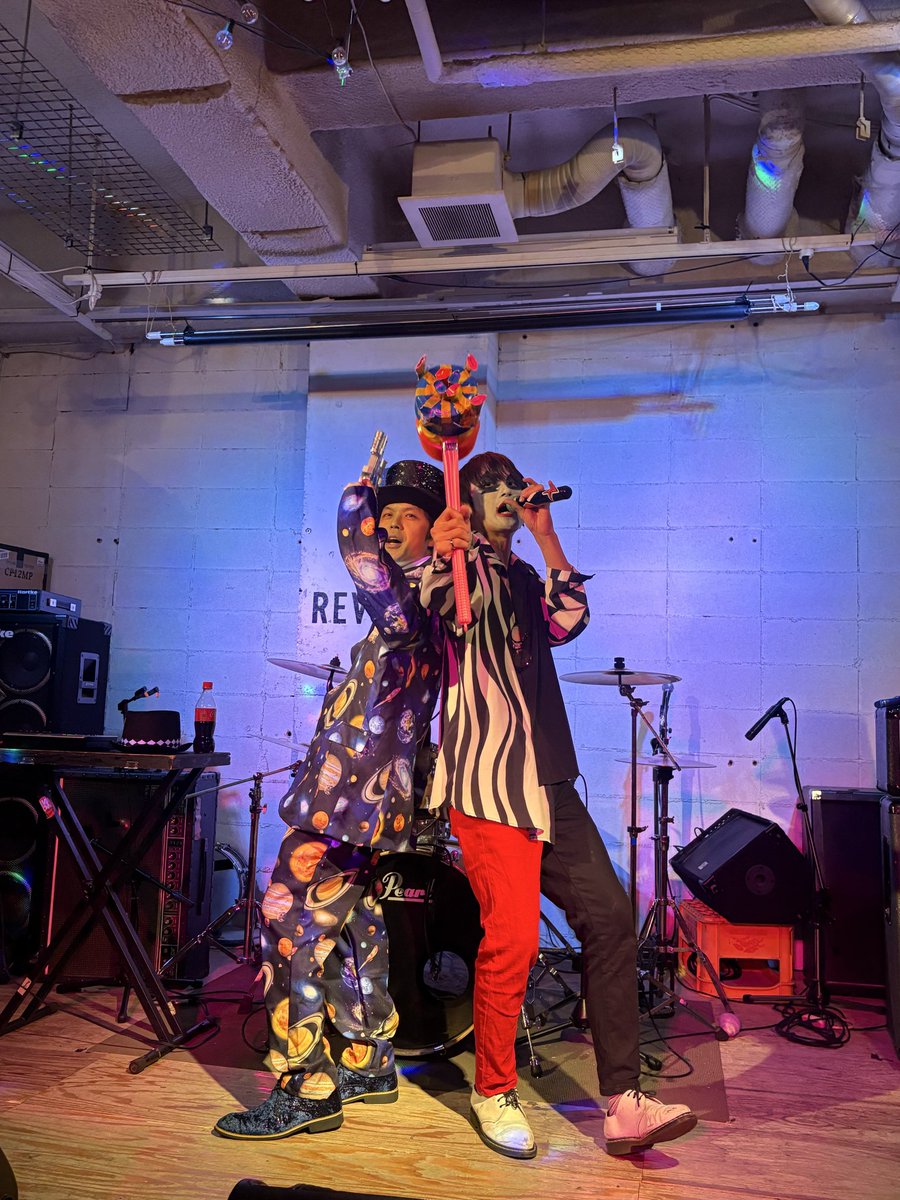 spacistpierrot's tweet photo. 新生Quirkyは新曲をたくさん披露し、アイテムもたくさん活用し、以前のコンセプトで使っていたレーザーガンやピコピコハンマーを今回も使用🔫🔨
そして、新たなコンセプトは…『アナログゲーム』です🎩🤡
その一発目としてトランプを使った「Trump」という曲を初披露🂡
曲中にババ抜きをしていた(笑)🃏 https://t.co/klZJamjRJd