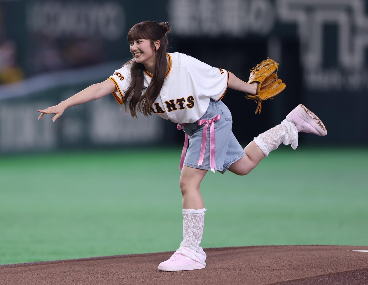 sanspo_giants's tweet photo. 【🔥#熱闘撮って出し📷】     

人気アイドル #ももいろクローバーZ の「あーりん」こと #佐々木彩夏 さんが始球式に登場
見事なワインドアップからの投球で東京ドームを沸かせました（撮影・萩原悠久人、中井誠、佐藤徳昭）       

#巨人 #ジャイアンツ #giants #サンスポ https://t.co/qaNcF8Ohmt