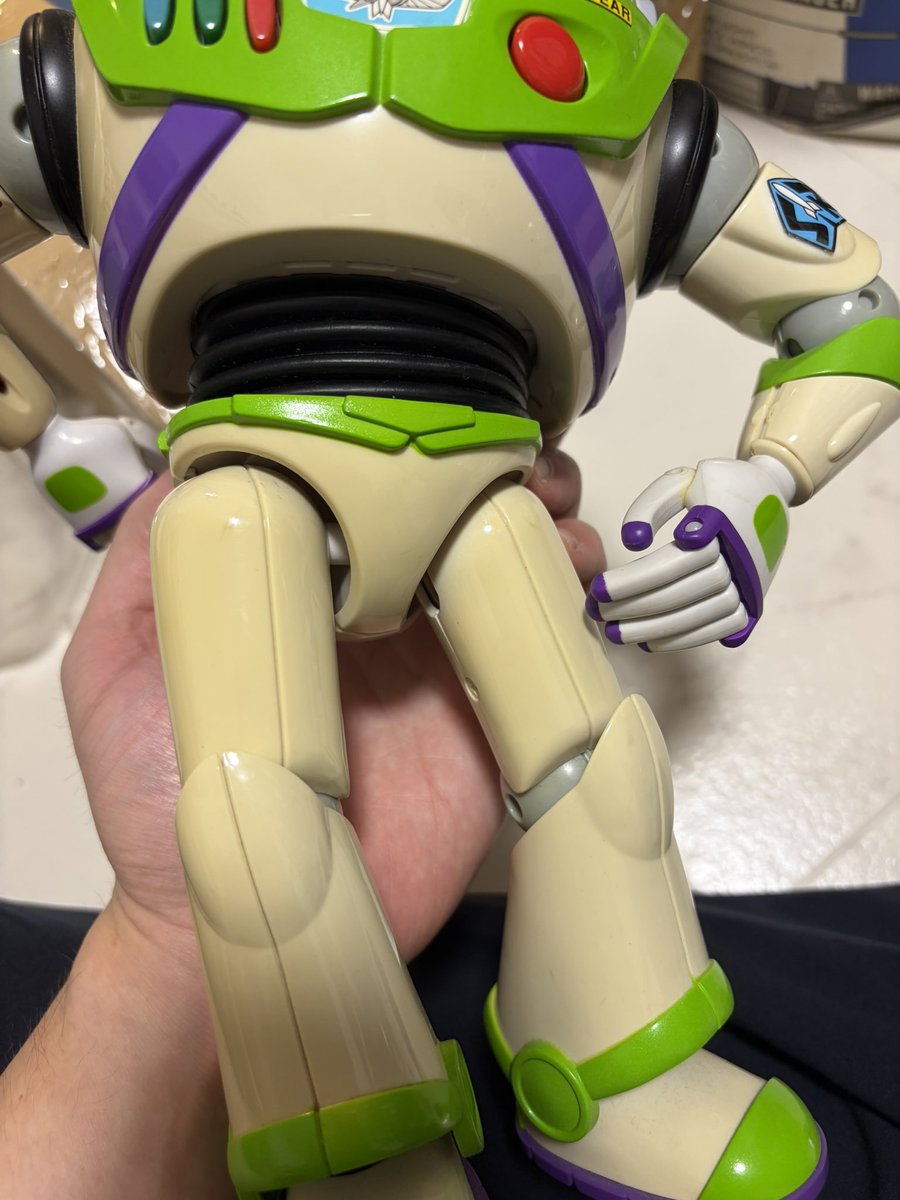 BATTA_AUG_01's tweet photo. バズライトイヤーだいぶ白くなってきた https://t.co/cCngpl3AIR