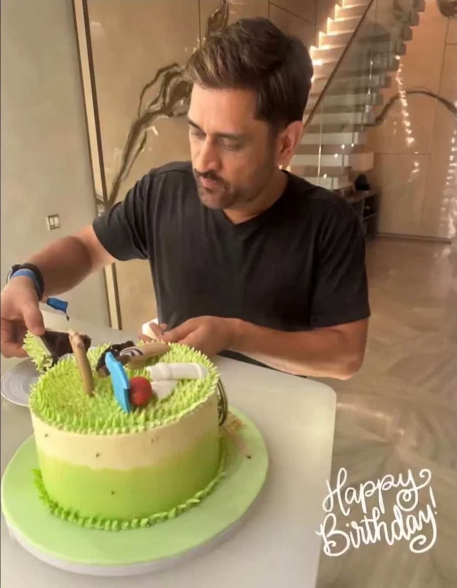 TrendsDhoni's tweet photo. Thala celebrating his 45th birthday ❤️🎂

@msdhoni #MSDhoni https://t.co/DDpmkCrR9V