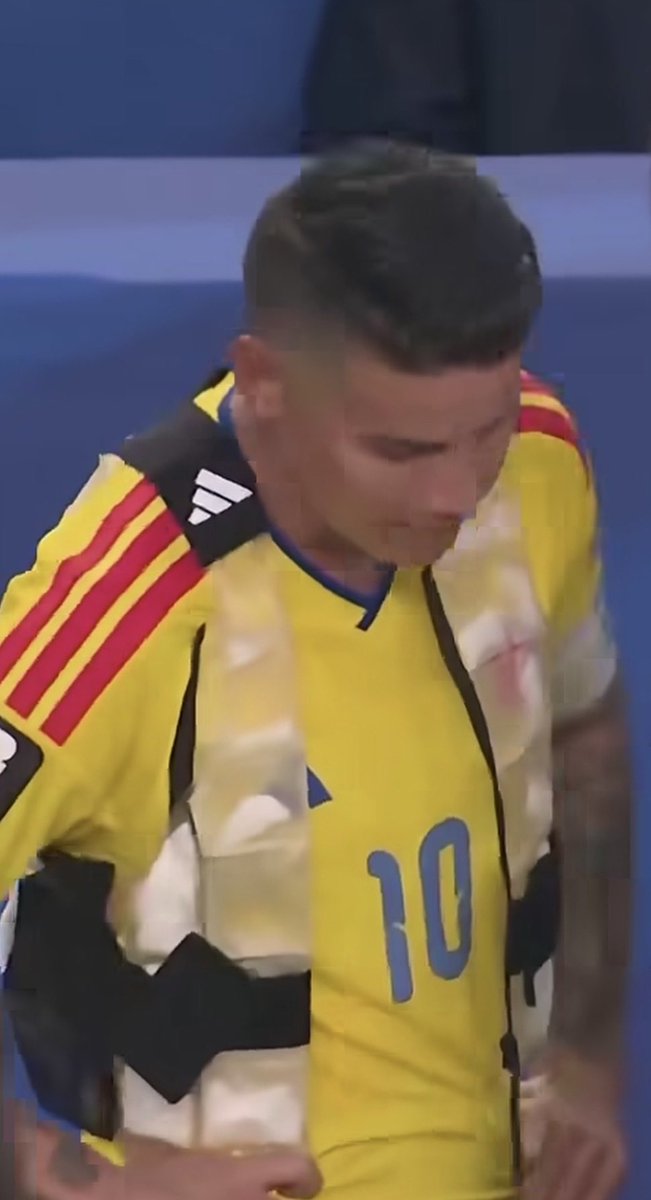 Ruben_Ramiro's tweet photo. @adidas , muy top el chalequillo para la @FCFSeleccionCol  . Un detallazo , estáis en todo. https://t.co/GbMOxfWkDE
