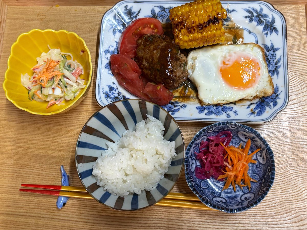 326Monet's tweet photo. お晩
大葉とお豆腐のハンバーグ
新玉葱も生微塵切りで混ぜて
とうもろこしのバタ醤油焼
冷やしトマト目玉焼き
(黄身をハンバーグにつけてね)
春雨サラダ
キャロットラペと
紫キャベツのマリネ。
#おうちごはん
#母の御膳 https://t.co/zEWoPOrI0A