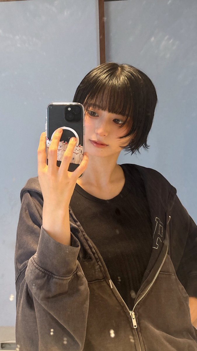 5zyu1garashi's tweet photo. 髪切った

スマホケースめちゃくちゃ持ってると思われてるけど、よくスタッフさんとかメンバーのスマホ借りて写真撮ってるだけです
(気づくと自分のスマホどっかいってるので) https://t.co/HG0QDLWknm
