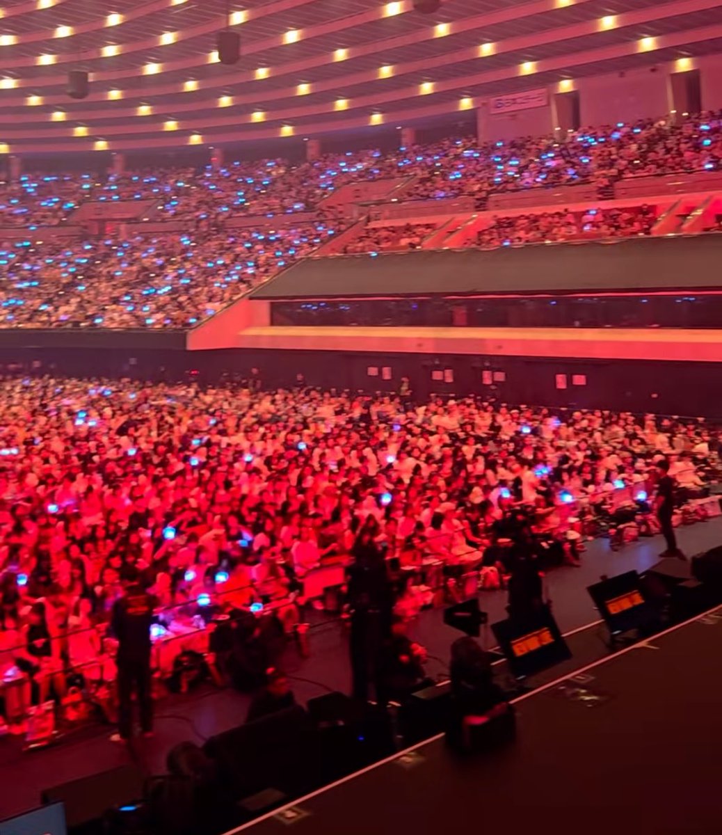 belovedwooo's tweet photo. omg รอบโอซาก้าคือเต็มแบบเต็มจริงๆ เต็มทุกพื้นที่ เปิดหมดทุกโซนเต็มทุกโซน ละคอนเล่นวันธรรมดาอ่ะ ไม่ใช่วันหยุด ป้าดดดดดดดดดดดดดด วงดังนิ https://t.co/3HqSJwmv7c
