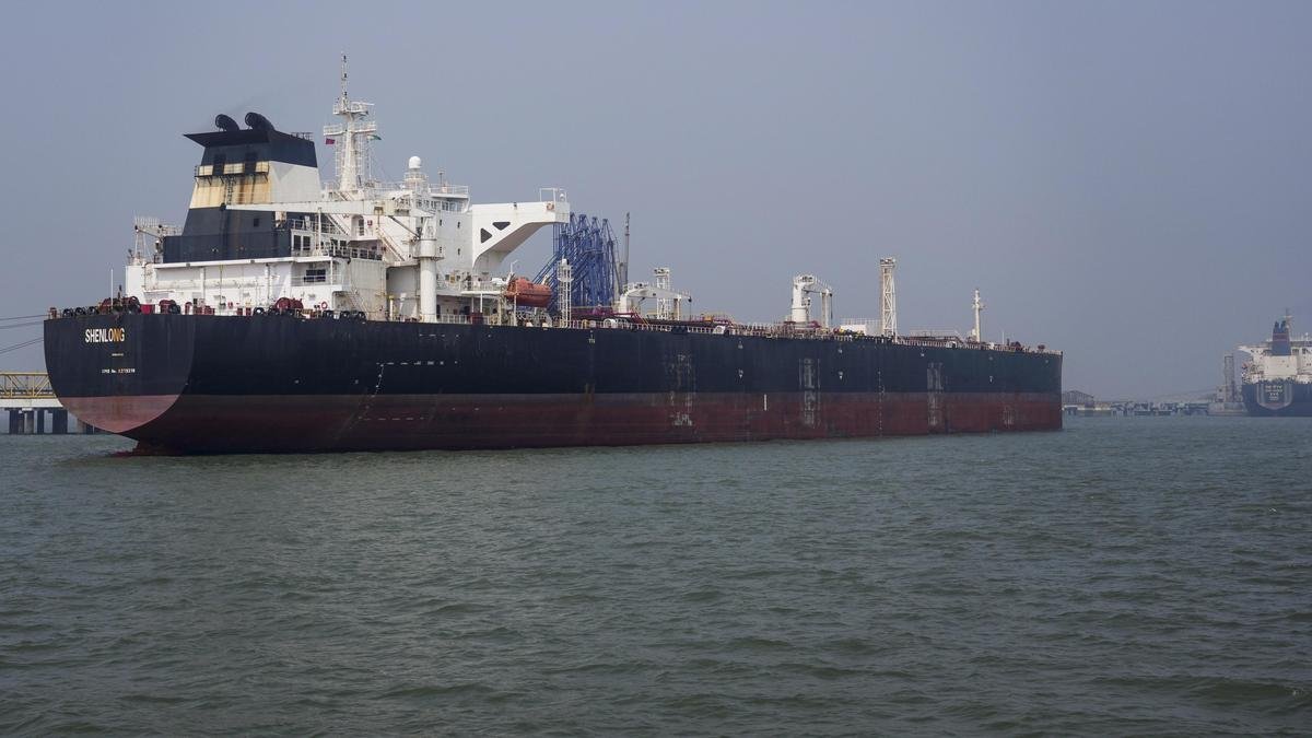 the_hindu's tweet photo. Russia’s share in India’s oil imports rose above 40% in May 2026, the highest in nearly two years, according to official government data, reports @SharadRaghavan 

https://t.co/KUVlnPmZlP https://t.co/AEoU4f8Ihy