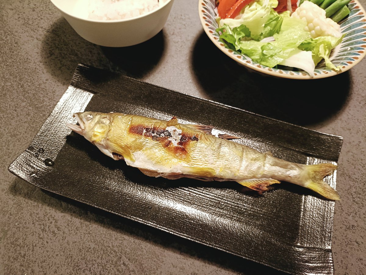 mw_000000's tweet photo. 家で鮎食べるの初めて https://t.co/sbMcqobeDr