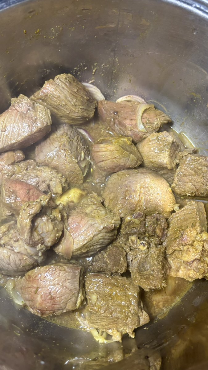 sholss__'s tweet photo. Pro tip for boiling your meat to maximize flavor: don’t add water (as if you’re making peppersoup) because it makes you use way more seasoning than required (e.g I use 2 maggi + little salt to boil a kilo of meat, if I decide to add a lot of water I’d end up using way more than that)
Instead put your spices & seasoning and let it cook on low heat to release its own juices.
Farme 1-4 is the beef releasing its own juices without adding water
