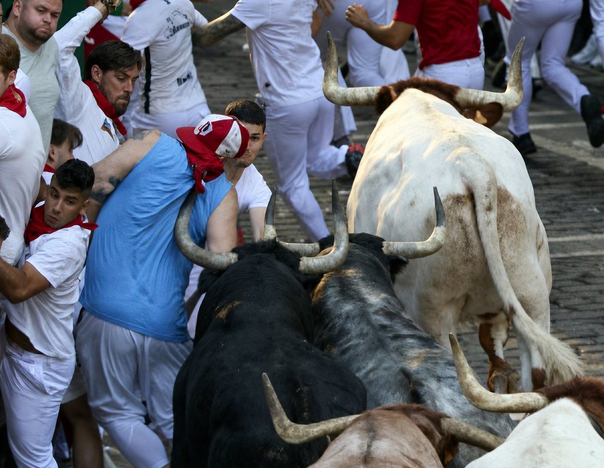 Samsa2111's tweet photo. Por más que los encierros hayan perdido emoción, sigue siendo un milagro que no pasen más cosas. Un par de momentos hoy de los Cebada con San Fermín sacando su capotillo amparador, aunque en la 3ª ya no pudo evitar la cornada en el brazo...📸 Jonan, Fernando Pidal y P. Lasaosa. https://t.co/F171d0XRNg