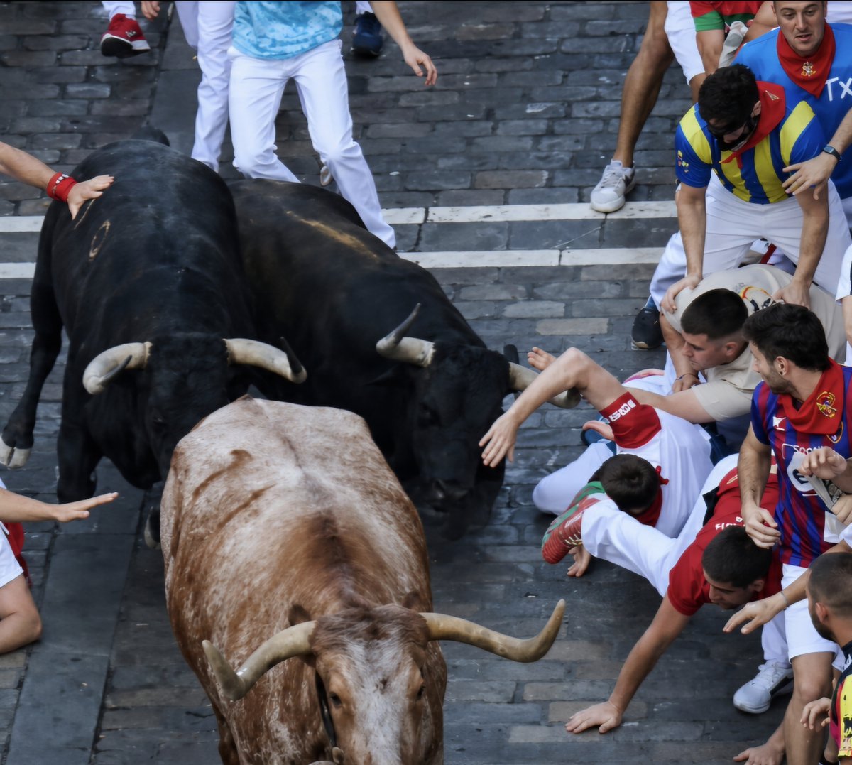 Samsa2111's tweet photo. Por más que los encierros hayan perdido emoción, sigue siendo un milagro que no pasen más cosas. Un par de momentos hoy de los Cebada con San Fermín sacando su capotillo amparador, aunque en la 3ª ya no pudo evitar la cornada en el brazo...📸 Jonan, Fernando Pidal y P. Lasaosa. https://t.co/F171d0XRNg