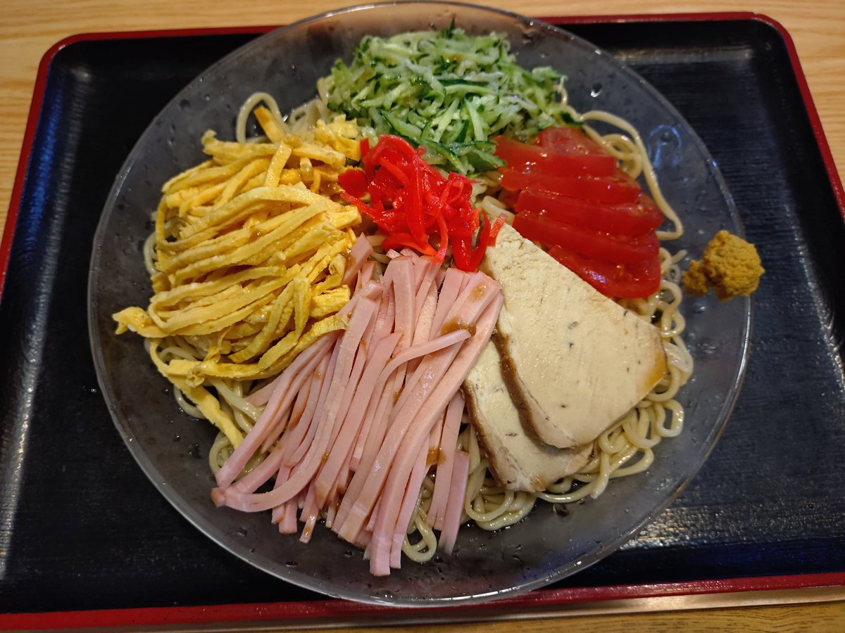 PharmacySeki's tweet photo. はらだ@上田市の冷やし中華大盛り😊
なぜかめんめんの青木さんと相席でいただきました😊
この麺好きです😊 https://t.co/O94vbvmOLl