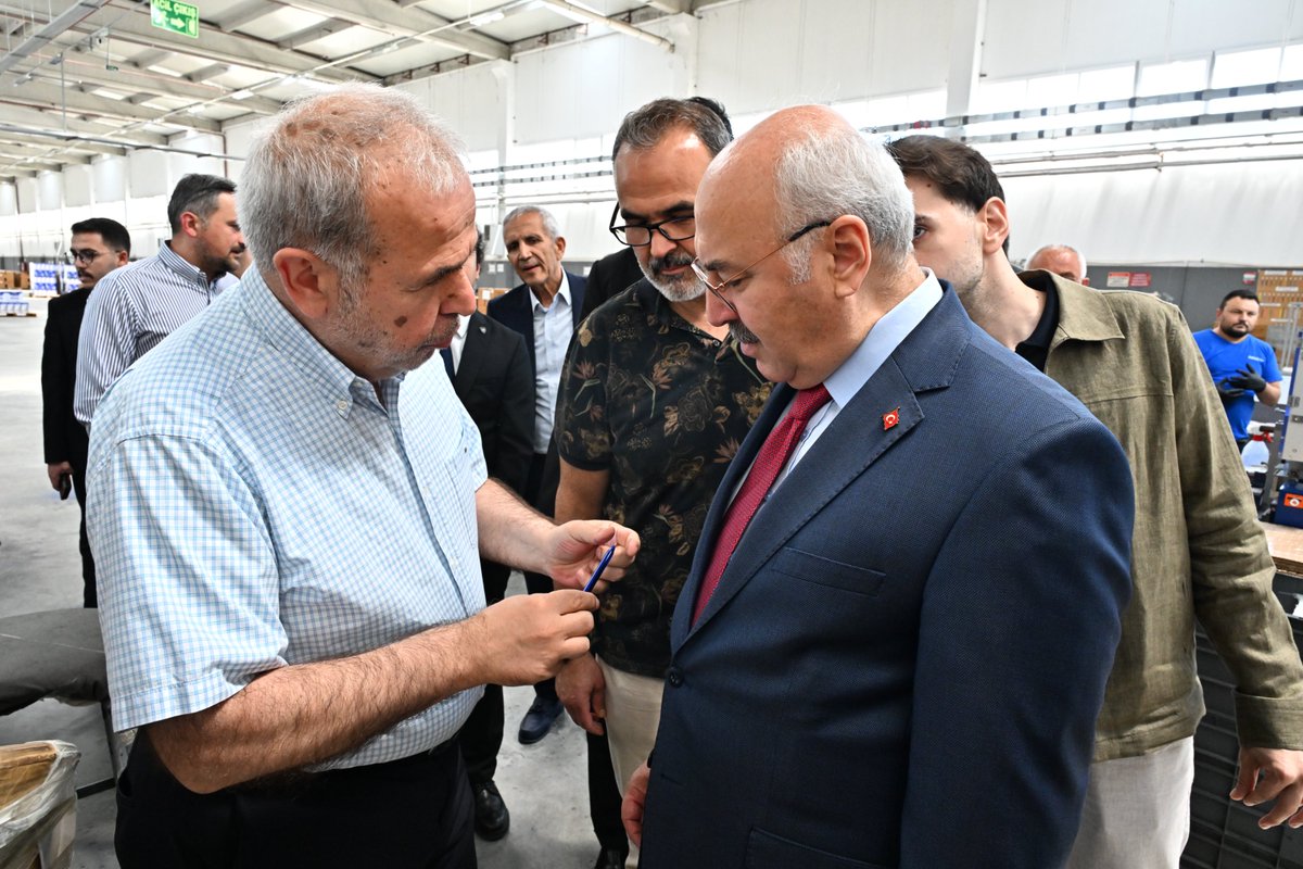 DenizliValiligi's tweet photo. 📌 Denizli Çardak Organize Sanayi Bölgesi'nde incelemelerini sürdüren Valimiz Sayın @yskosger'in ziyaret ettiği bir diğer adres, Pensan Kalem A.Ş. oldu. 

📌 Organize Sanayi Bölgemizin en büyük sanayi yatırımlarından biri olan tesiste incelemelerde bulunan Valimiz Sayın Köşger, burada üretilen kırtasiye ürünlerinin Avrupa, Asya, Afrika ve Güney Amerika başta olmak üzere 130 ülkenin ihtiyacına cevap verebilecek ölçekte, 70’ten fazla ülkeye ihraç edilmesinin ilimiz adına önemli bir başarı olduğunu ifade etti. 

ℹ️ Uluslararası standartlarda gerçekleştirilen üretimle sektörün öncü ve lider firmaları arasında yer alan tesiste; çocuklar için güvenli, yenilebilir ürün stratejisi ile üretim yapılmakta ve fabrika, ulusal ölçekte gerçekleştirilen ÖSYM sınavlarının yazım gereçlerinin tedarikinde de görev üstlenmekte.

@TC_icisleri 
@TCSanayi