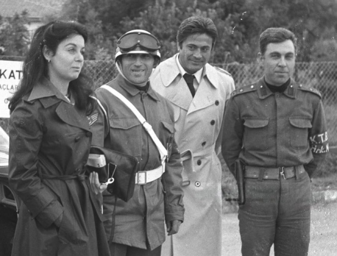 TarihteOan's tweet photo. Cüneyt Arkın ve Fatma Girik’in Kıbrıs Barış Harekatı’nda görev alan Türk askerini ziyaretinden bir fotoğraf. https://t.co/CdF1Nz0O79