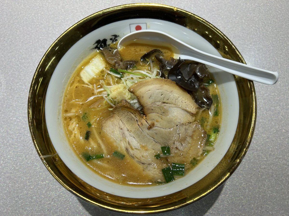 bigdanelee_'s tweet photo. 友人に誘われ行ってきました秋田👹

鬼そば藤谷 総本店

開店30分前に店を覗いたら「いらっしゃいませ」
え？入れるもう食べれる🤩

世界の炙り味噌らぁ麺
NY3連覇 秋田素材全開！！

完飲完食ご馳走様でした🙏🙏🙏

 #秋田  #ラーメン  #鬼そば藤谷総本店 https://t.co/DqO21ID7di
