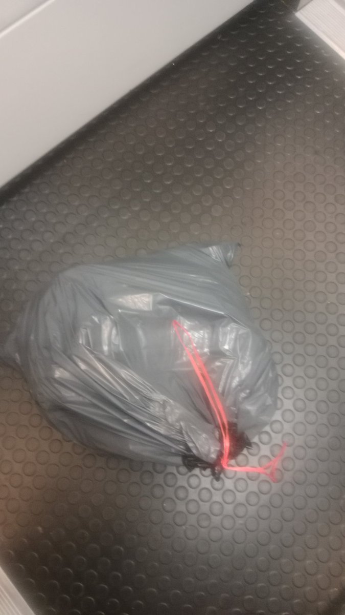 ssducti0n's tweet photo. miren estoy sacando la basura https://t.co/Yd8d0ln5BY