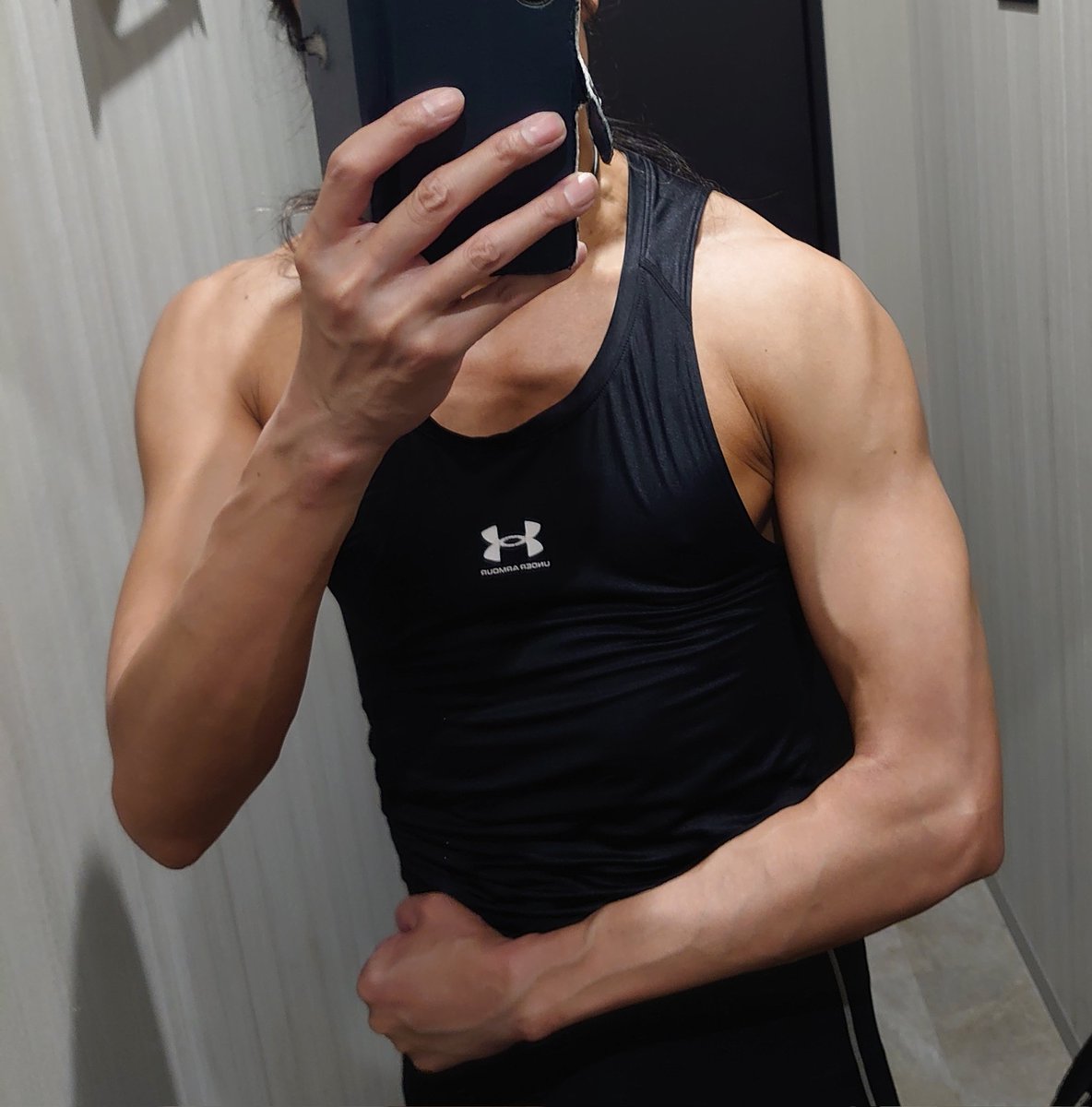 fujitoretyuu's tweet photo. 乙トレ様です✨
ᕙ⁠(⁠ಠ⁠ ⁠ਊ⁠ ⁠ಠ⁠)⁠ᕗｷﾝﾆｸ!ｷﾝﾆｸ!

今日は気分を変えて
職場近くのフィットプレイスにて
ビジターでのトレーニングを行いました💪✨

私は人見知りなのでいつもと違う雰囲気で緊張（筋帳）しましたがなんとか冷静を保つ事に成功😅

一応トレメモも持っていきましたが
挙上アップ時メモに書き込む時の
ニヤニヤした顔
上手くいかなかった時に出すガッカリ顔等とてもキモいので
変質者と間違えられない様に
本日は未記入🥺

とりあえず
ハックＳＱや
Tバーロウのマシンや
インクラインプレスのマシン等
普段使用しないマシンでの刺激を楽しみながら
デッドリフト１６０㌔挙上も成功させて大満足🤤

デッドリフトがマイナスからプラスに転じる事が出来たので更にトレーニングに励みたいと思います🏋️✨

画：ヒョロガリ🥺