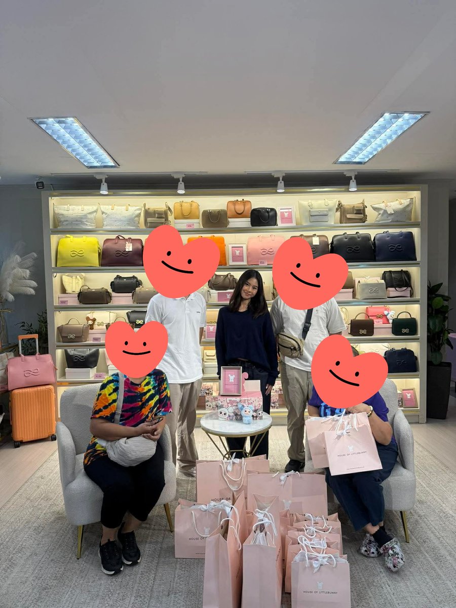 YuStone1309's tweet photo. bayaw q nsa mnla ryt now w/his mom n my nephew.back to Aust soon.he went to #HOLB PH hq knina n vid call me so i can choose bags as he promised.naabutan nla si reign dun.🥰while vid call kmi i did notice her figure.i was gnna ask him if it's her kya lng medyo chappy yung call.🥰 https://t.co/8lCeRwy000