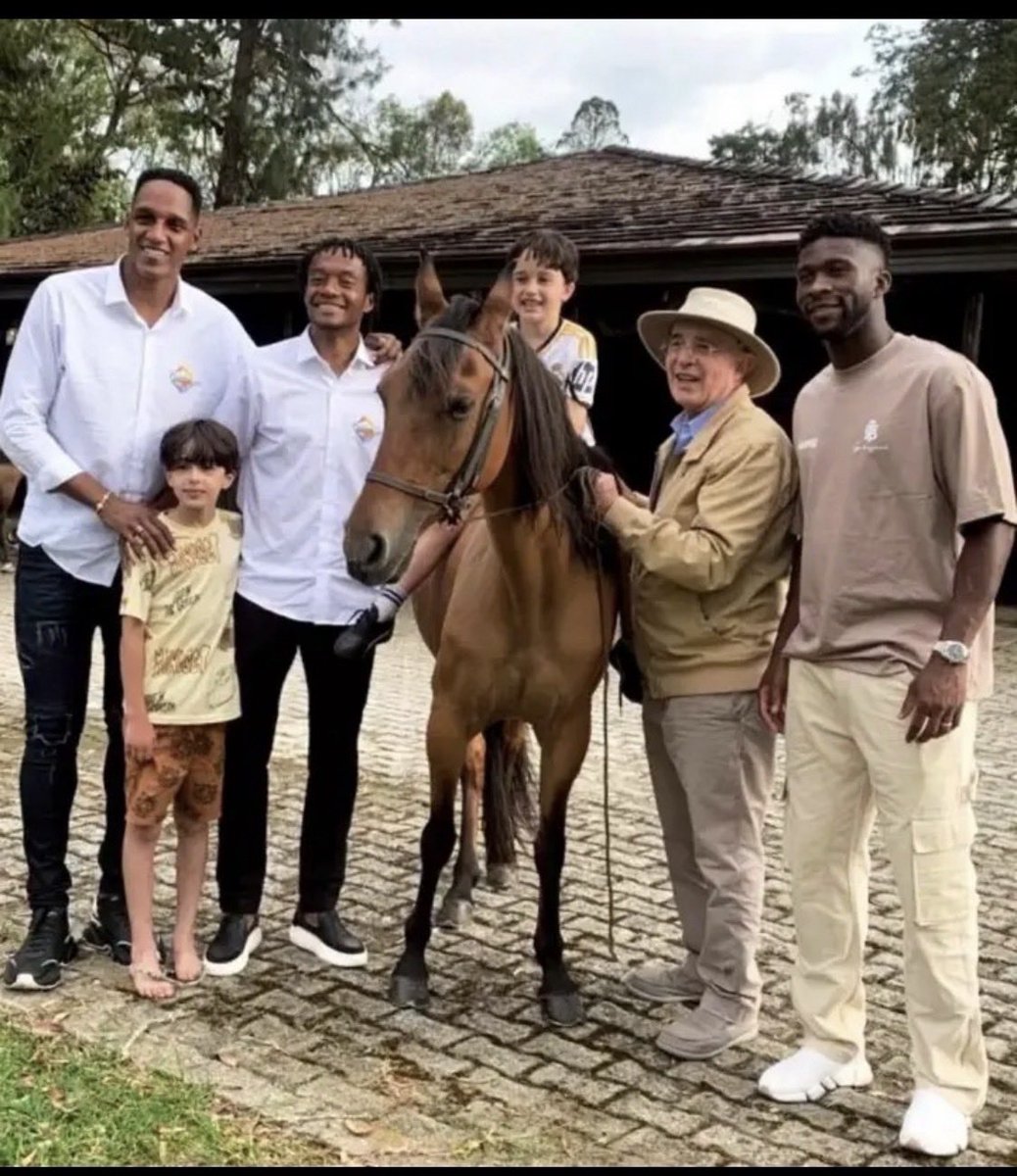 Ofonseca1's tweet photo. Despertando del circo , Suiza nos hizo un favor porque esta selección no nos representaba hace tiempo . James , Lucho y otros que salieron de la pobreza ahora millonarios son de derecha primero con Uribe ahora con Espriella.  Son unos traidores de la patria de verdad. https://t.co/EslnfK86xn
