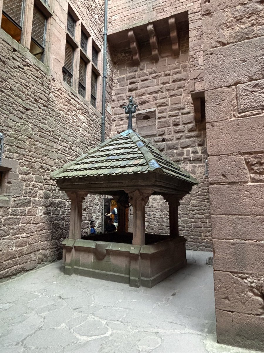 ChrisdEpinal's tweet photo. Haut-Koenigsbourg
Coure intérieure https://t.co/8rdjvaGpyJ