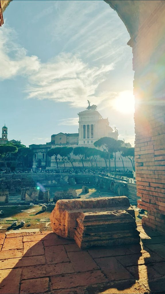 carolie06451008's tweet photo. Met twee chinezen oppad geweest❤️
#Kennis
#HetMonument #Victor #Emanuel #II
#Rome https://t.co/C5AKnBkf8f