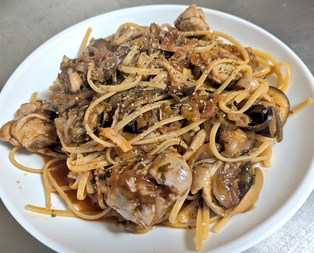 CJamrskov's tweet photo. 夕飯は作り置きの鶏もも肉のトマト煮でパスタ。満足した！ https://t.co/ccKEX6Wxdq