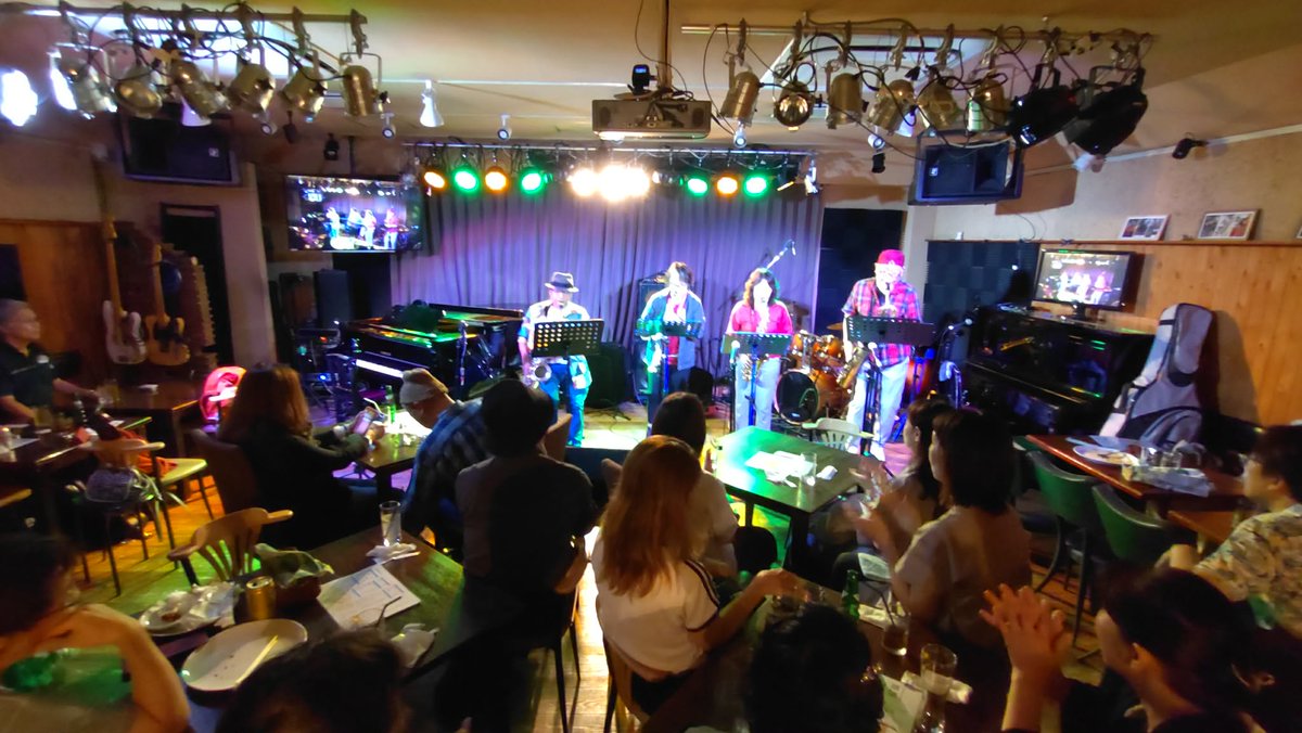 123chikako's tweet photo. 🎷武者修行2026-№12/48＆6回目ライブ3ユニット対バン入替え込で各1時間。冒頭シカゴトリビュートバンドは熱い演奏で感心＆似通った曲多かったかな。当方2番目8曲あっという間にアンコール。Jazz曲以外のオンパレードやったが選曲の妙が活きた。ラスト企画バンドはレベチな洗練サウンド超良かった👍 https://t.co/67MOCGIVey