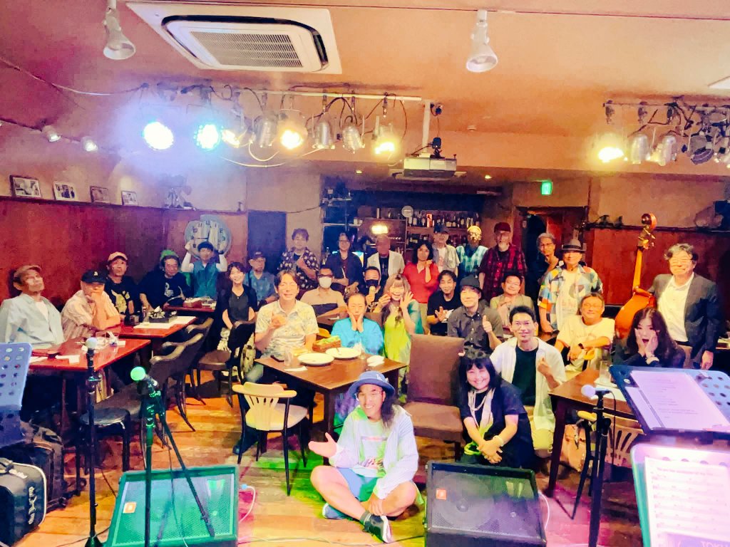 123chikako's tweet photo. 🎷武者修行2026-№12/48＆6回目ライブ3ユニット対バン入替え込で各1時間。冒頭シカゴトリビュートバンドは熱い演奏で感心＆似通った曲多かったかな。当方2番目8曲あっという間にアンコール。Jazz曲以外のオンパレードやったが選曲の妙が活きた。ラスト企画バンドはレベチな洗練サウンド超良かった👍 https://t.co/67MOCGIVey