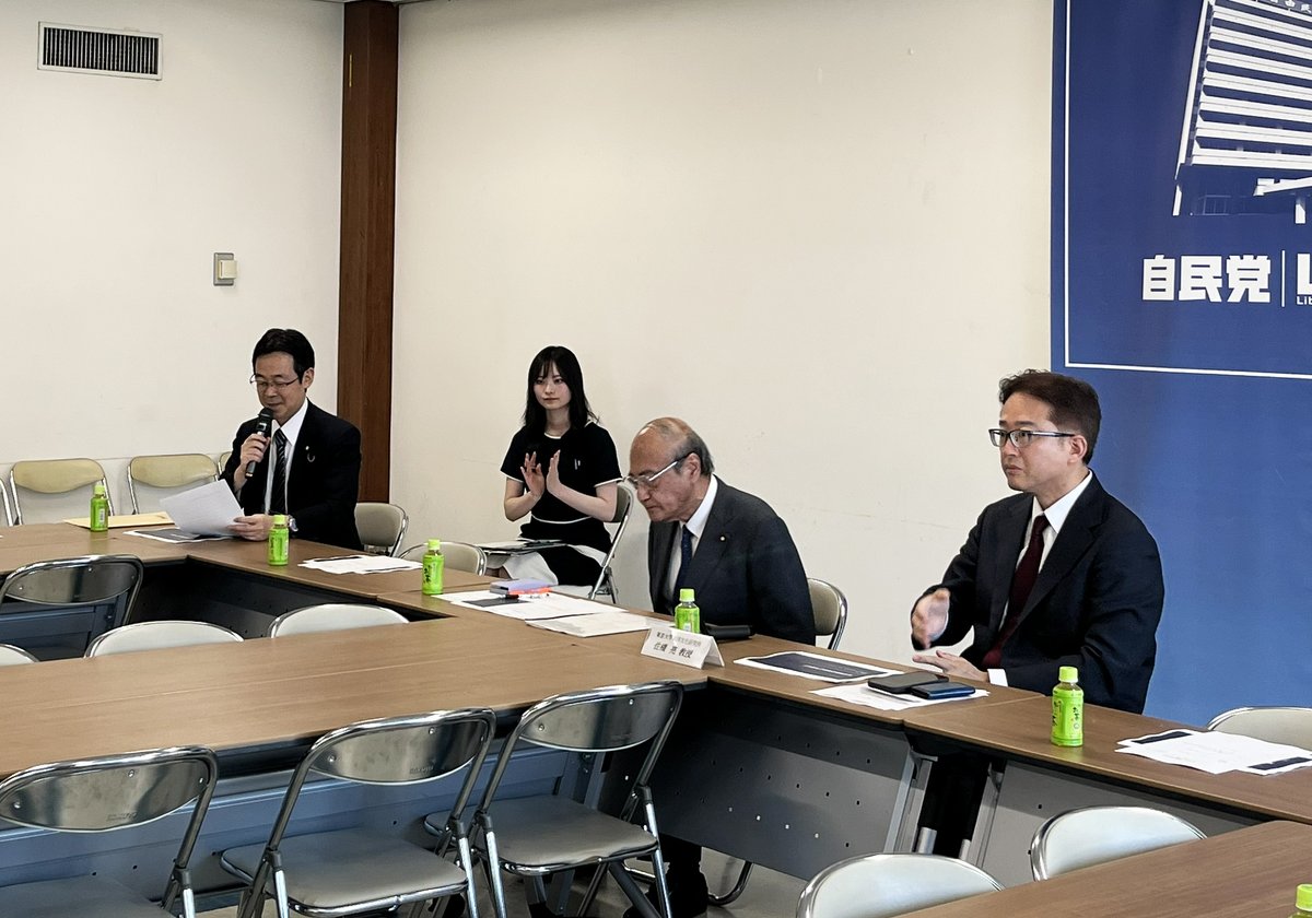 KenAkamatsu's tweet photo. 参議院が正常化し、9:20から国対、10時から本会議。今国会最後の登壇モノ（下水道法案）。そして決算の採決は、反対だか賛成だか分かりにくい。引用マンガを参照のこと。
12時半から政策審議会。人口減少の件で、㈱資生堂からお招きした講師が「誰もが働き続けられる職場づくり」と題して講演。サポートが手厚すぎて経営が心配になるほど。
13時半から「町の本屋さんを元気にして日本の文化を守る議員連盟」総会。書店の団体の方々もいらしていたので、5000万部売って書店に貢献した漫画家としても挨拶。
16時から、自民党国際局の勉強会。佐橋亮東大教授が「米中関係の現状と今後」と題して講演。主にアメリカ側から見た視点。このシリーズは私が司会進行なので緊張する。