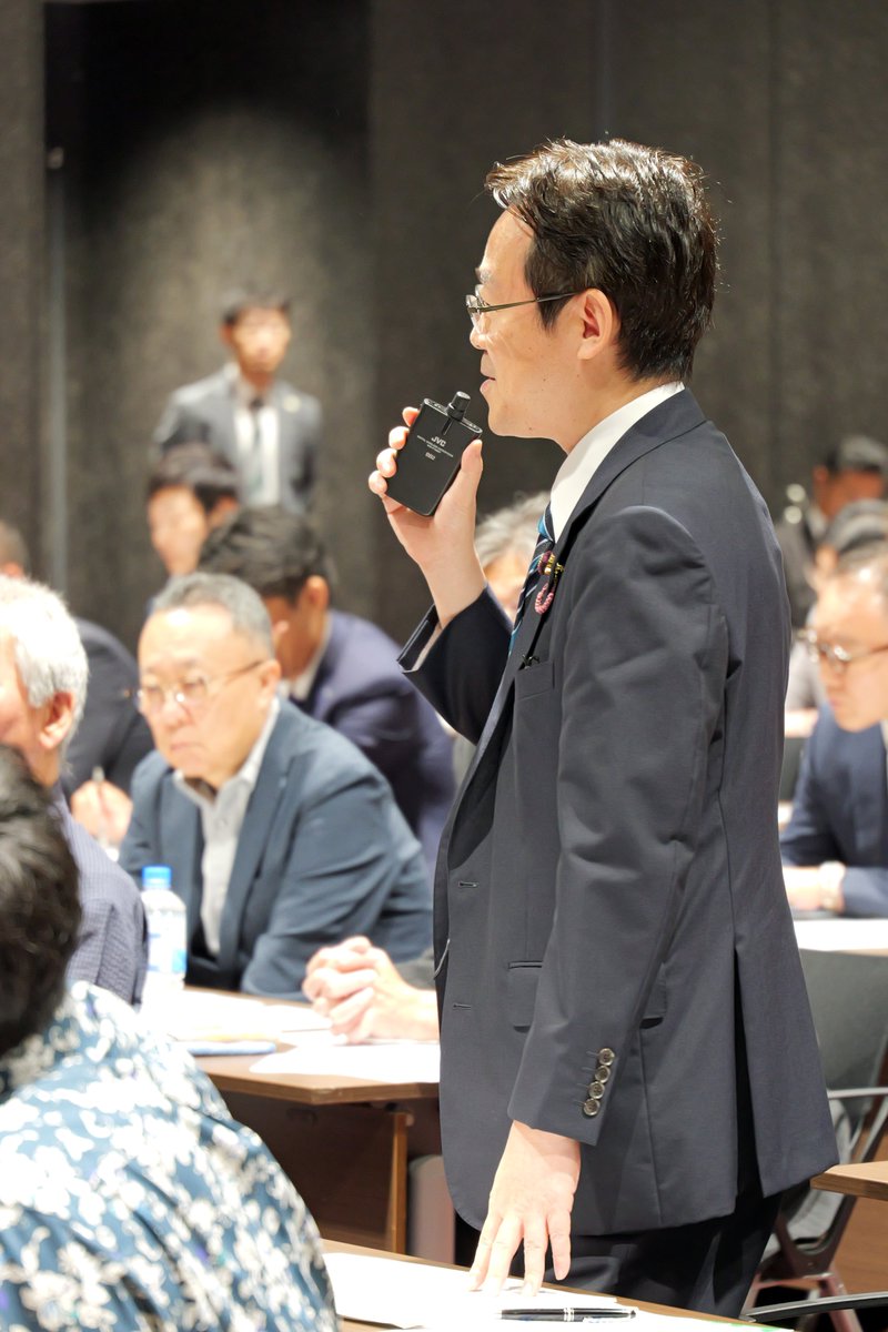 KenAkamatsu's tweet photo. 参議院が正常化し、9:20から国対、10時から本会議。今国会最後の登壇モノ（下水道法案）。そして決算の採決は、反対だか賛成だか分かりにくい。引用マンガを参照のこと。
12時半から政策審議会。人口減少の件で、㈱資生堂からお招きした講師が「誰もが働き続けられる職場づくり」と題して講演。サポートが手厚すぎて経営が心配になるほど。
13時半から「町の本屋さんを元気にして日本の文化を守る議員連盟」総会。書店の団体の方々もいらしていたので、5000万部売って書店に貢献した漫画家としても挨拶。
16時から、自民党国際局の勉強会。佐橋亮東大教授が「米中関係の現状と今後」と題して講演。主にアメリカ側から見た視点。このシリーズは私が司会進行なので緊張する。