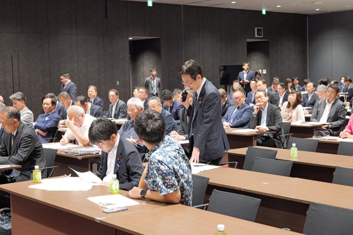 KenAkamatsu's tweet photo. 参議院が正常化し、9:20から国対、10時から本会議。今国会最後の登壇モノ（下水道法案）。そして決算の採決は、反対だか賛成だか分かりにくい。引用マンガを参照のこと。
12時半から政策審議会。人口減少の件で、㈱資生堂からお招きした講師が「誰もが働き続けられる職場づくり」と題して講演。サポートが手厚すぎて経営が心配になるほど。
13時半から「町の本屋さんを元気にして日本の文化を守る議員連盟」総会。書店の団体の方々もいらしていたので、5000万部売って書店に貢献した漫画家としても挨拶。
16時から、自民党国際局の勉強会。佐橋亮東大教授が「米中関係の現状と今後」と題して講演。主にアメリカ側から見た視点。このシリーズは私が司会進行なので緊張する。