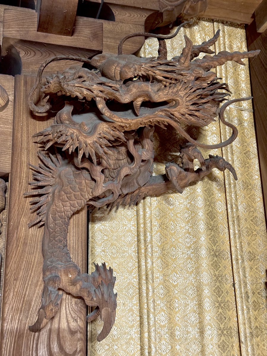 龍の彫刻 牙状オブジェ 鱗一枚、髭一本まで】 本殿内部に彫られた龍。 鱗の一枚一枚、鋭い牙