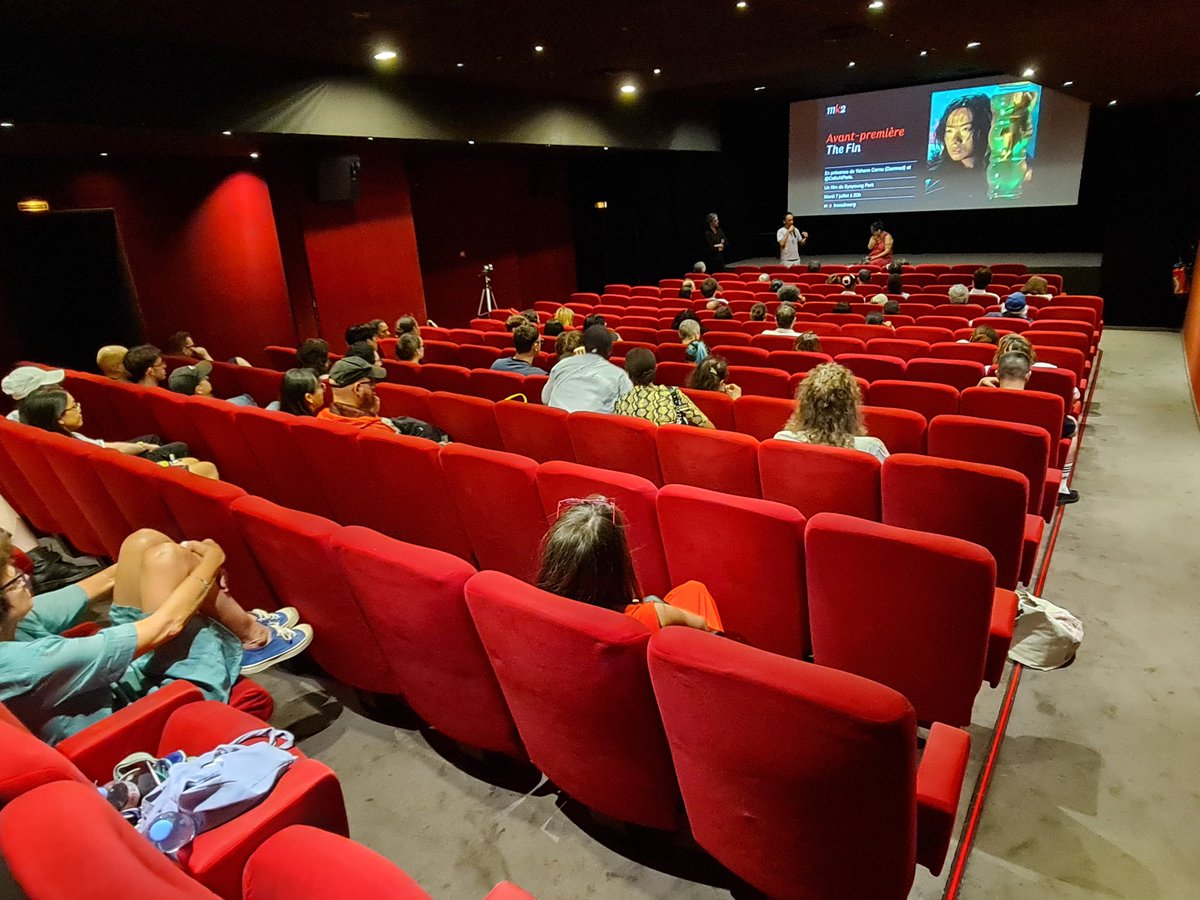 CeliaAtParis's tweet photo. 🇰🇷🎬 The Fin 지느러미 de PARK Syeyoung 박세영 en AVP @mk2 Beaubourg : émotion, nous fûmes 72 spectateurs à découvrir une SF modeste, mais ambitieuse. 1h15 de débat jusque 23h avec plein de retours positifs sur l'esthétique atypique & immersive notamment !

Dans une Corée ravagée par une catastrophe climatique, des mutants appelés Oméga sont pourchassés pour être exploités. Mia travaille dans un magasin de pêche clandestin fréquenté par les nostalgiques de cette activité désormais impossible. Lors d'un contrôle, Sujin, nouvelle employée du gouvernement remarque le comportement suspect de Mia. Elle s'immerge dans son univers souterrain, remettant alors en question sa foi en l'idéologie de l'Etat.

📆 Sortie nationale le 8 juillet avec @damnedfilms : https://t.co/tTc64TzUGe

🗞 Entretien avec le réalisateur sur @culturopoing : https://t.co/al1QRXOE3f박세영-realisateur-de-the-fin-지느러미/20260706

📸 merci pour les photos 🙏🏻

Avec Yeon Ye-ji 연예지, Kim Pu-reum 김푸름, Goh-woo 고우, Woo Seo-yeon 우서연, Park Chan-yong 박찬용, Moon Hye-in 문혜인, Maeng Joo-one 맹주원, Ham Seok-young 함석영 

#cinéma #corée #CoréeDuSud #film #SF #ScienceFiction #dystopie
