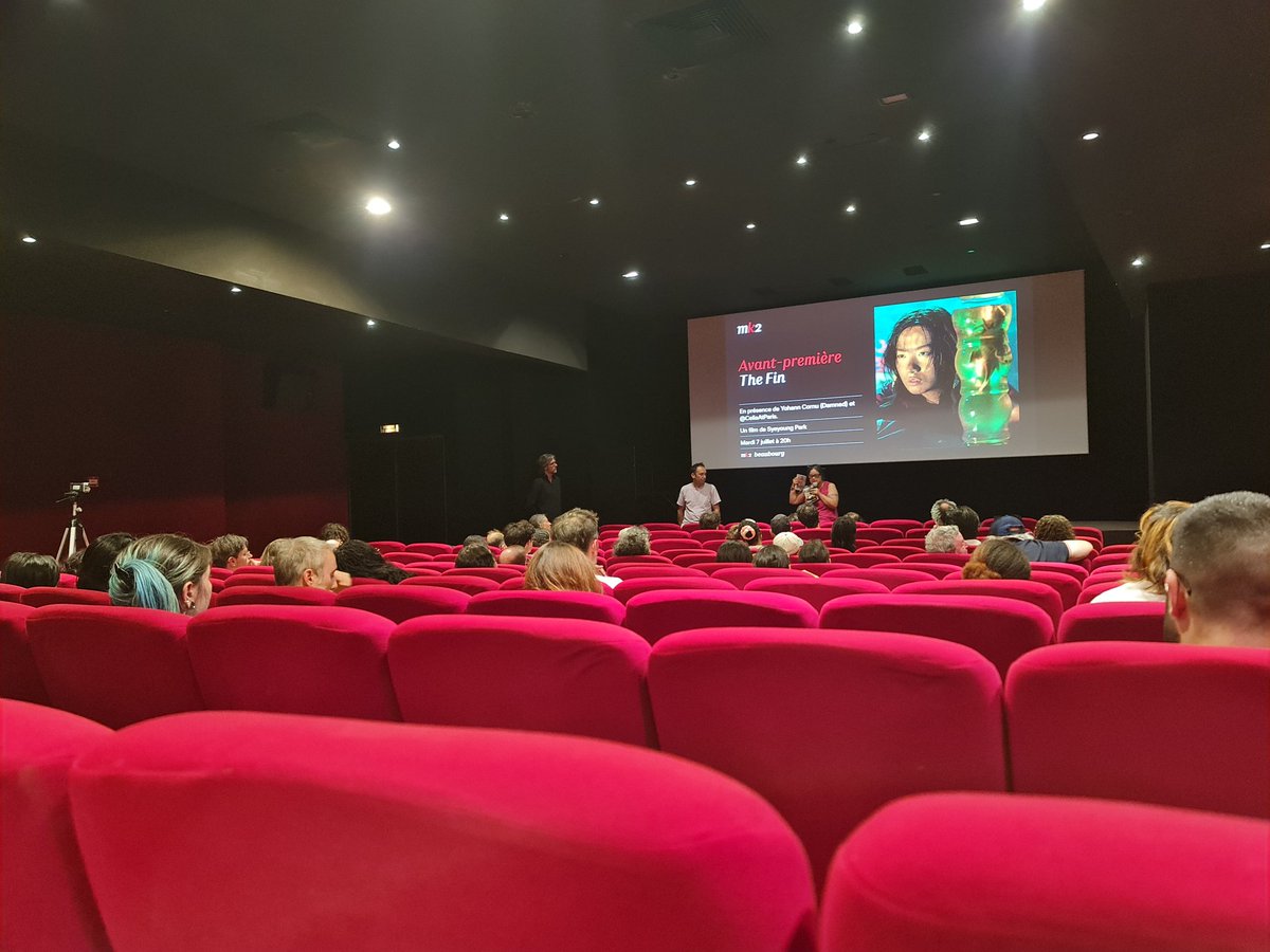 CeliaAtParis's tweet photo. 🇰🇷🎬 The Fin 지느러미 de PARK Syeyoung 박세영 en AVP @mk2 Beaubourg : émotion, nous fûmes 72 spectateurs à découvrir une SF modeste, mais ambitieuse. 1h15 de débat jusque 23h avec plein de retours positifs sur l'esthétique atypique & immersive notamment !

Dans une Corée ravagée par une catastrophe climatique, des mutants appelés Oméga sont pourchassés pour être exploités. Mia travaille dans un magasin de pêche clandestin fréquenté par les nostalgiques de cette activité désormais impossible. Lors d'un contrôle, Sujin, nouvelle employée du gouvernement remarque le comportement suspect de Mia. Elle s'immerge dans son univers souterrain, remettant alors en question sa foi en l'idéologie de l'Etat.

📆 Sortie nationale le 8 juillet avec @damnedfilms : https://t.co/tTc64TzUGe

🗞 Entretien avec le réalisateur sur @culturopoing : https://t.co/al1QRXOE3f박세영-realisateur-de-the-fin-지느러미/20260706

📸 merci pour les photos 🙏🏻

Avec Yeon Ye-ji 연예지, Kim Pu-reum 김푸름, Goh-woo 고우, Woo Seo-yeon 우서연, Park Chan-yong 박찬용, Moon Hye-in 문혜인, Maeng Joo-one 맹주원, Ham Seok-young 함석영 

#cinéma #corée #CoréeDuSud #film #SF #ScienceFiction #dystopie