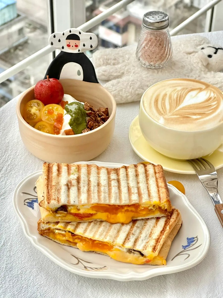 koma2chie's tweet photo. Perfect cozy Tuesday breakfast: fluffy toast with creamy peanut butter + fresh strawberry slices, washed down with a warm latte  Slow mornings hit different!， https://t.co/nAE5GM5toB