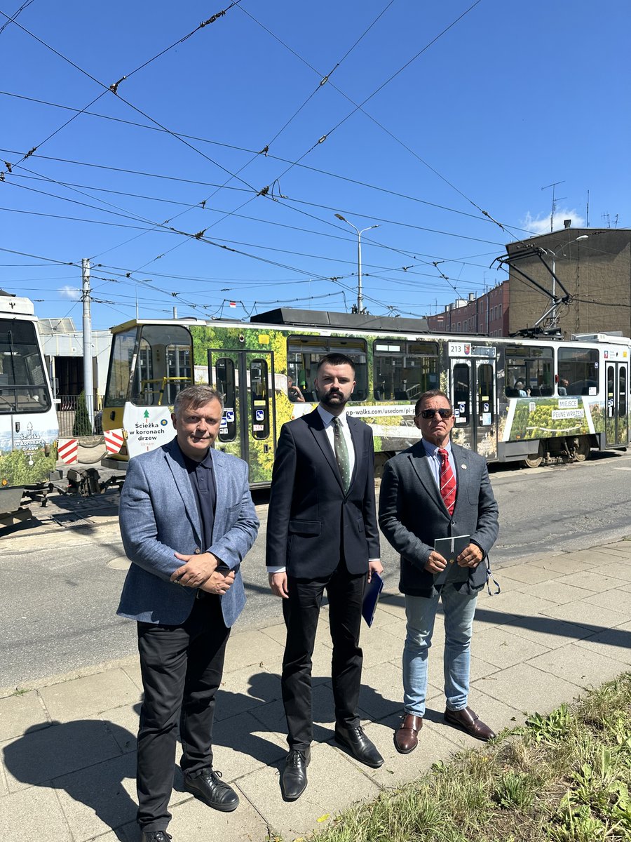 MAPiskorski's tweet photo. PRZECIWKO WYKLUCZENIU TRANSPORTOWEMU MIESZKAŃCÓW PÓŁNOCY SZCZECINA!
W związku z kolejnymi informacjami w sprawie losów najstarszej szczecińskiej zajezdni tramwajowej zadajemy fundamentalne pytania:
1. Czy miasto gwarantuje utrzymanie kursowania linii 6 na Gocław w kolejnych latach?
2. Czy istnieje analiza ryzyka awaryjnego zamknięcia odcinka Stocznia Szczecińska - Ludowa - Gocław?
3. Kiedy zostanie przedstawiony harmonogram modernizacji trasy na Gocław?
4. Dlaczego ten odcinek nie został wyremontowany w czasie wcześniejszych dużych inwestycji tramwajowych?
5. Jaka jest realna przyszłość zajezdni Golęcin?
6. Czy zajezdnia Golęcin ma być modernizowana, utrzymywana w obecnej formie, czy stopniowo wygaszana?
7. Czy rozbudowa zajezdni Pogodno musi oznaczać likwidację części ogródków działkowych?
8. Jakie warianty alternatywne dla rozbudowy Pogodna analizowano?
9. Czy mieszkańcy i działkowcy zostali realnie włączeni w rozmowę o tej inwestycji?
10. Co stanie się z obsługą północnego Szczecina, jeśli stan torowiska wymusi nagłe wstrzymanie ruchu?