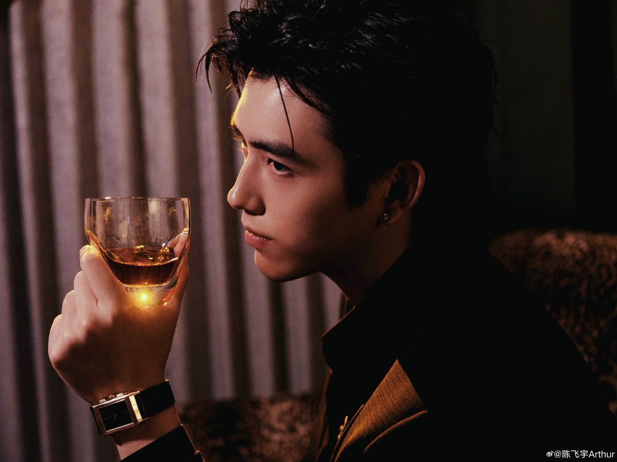 midnightjini's tweet photo. 비우 꼬냑 잔 들고 있는 이 분위기 무엇🥃
우아함이 한 잔 가득일세

Chen Feiyu holding a cognac glass… 
Pure elegance in one frame.

  #ChenFeiyu #ArthurChen #진비우 https://t.co/ZTiAd3azVV