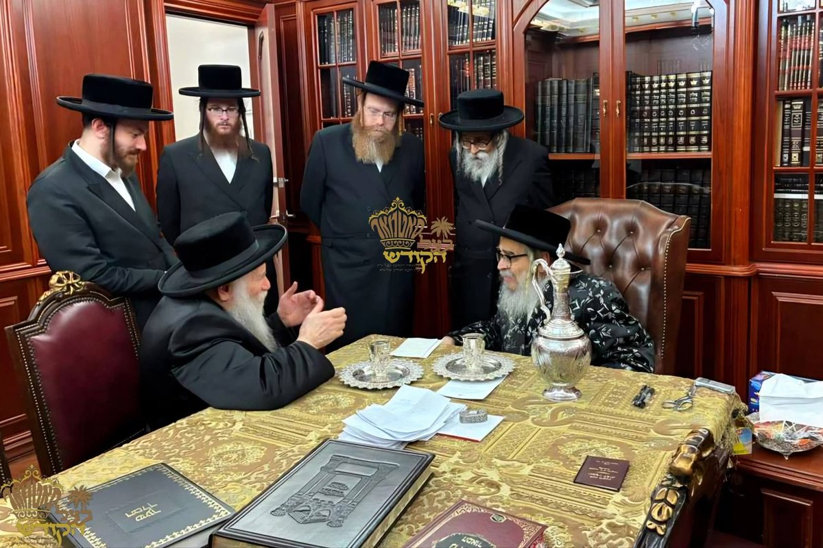 solomon20204's tweet photo. @moshepargod האדמו''ר רבי משה לאבין מזידיטשוב נפרד מהאדמו''ר מהר''א מסאטמאר בקרית יואל ניו יורק בטרם עלייתו להתיישב בעיר צפת https://t.co/NeoVakvjoE