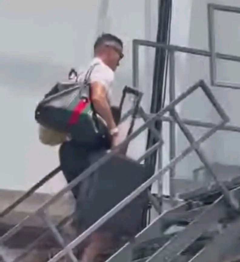 yslarmstrong's tweet photo. @spartankimmich 🚨| 𝐁𝐑𝐄𝐀𝐊𝐈𝐍𝐆: Cristiano Roanldo is at the airport and is leaving America.! ✈️ https://t.co/IkOqhwvSGC