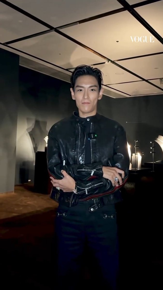 puTOPinamo's tweet photo. HE LOOKS SO GOOD 😭😭😭😭😭😭😭 https://t.co/d9425IUNvz