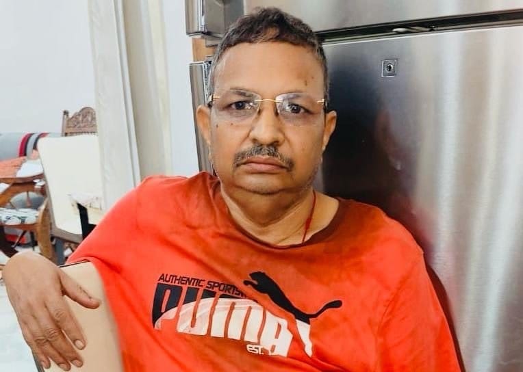 MeghUpdates's tweet photo. Lalit Kumar Uncle used to be just an Assistant Regional Transport Officer (ARTO).

Vigilance department today raided his lucknow residence and found Jewelry worth 20 crore rupees, including 13 KG gold, 9 KG silver. 1.62 crore rupees in cash found hidden in several rooms. Documents for 15 properties, 2 luxury cars and a revolver.