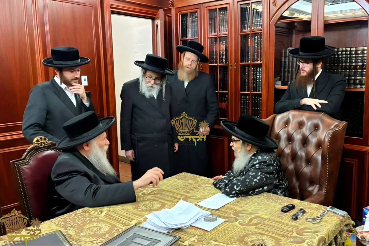 solomon20204's tweet photo. @moshepargod האדמו''ר רבי משה לאבין מזידיטשוב נפרד מהאדמו''ר מהר''א מסאטמאר בקרית יואל ניו יורק בטרם עלייתו להתיישב בעיר צפת https://t.co/pxq7ZDljun