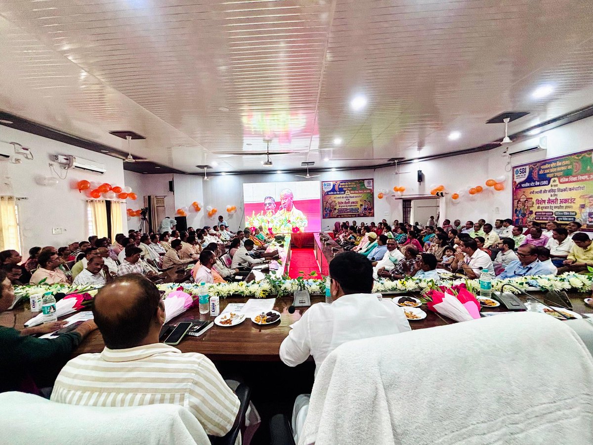 bsa_banda's tweet photo. मा0मुख्यमंत्री श्री योगी आदित्यनाथ जी द्वारा मुख्यमंत्री कैशलेस चिकित्सा योजना कार्यक्रम का सजीव प्रसारण किया गया।उक्त योजना से लाभित शिक्षक,शिक्षामित्र,अनुदेशक,रसोइयों को प्रतीकात्मक कार्ड वितरण विकासभवन सभागार में मा0 राज्यमंत्री,उ0प्र0सरकार श्री रामकेश निषाद जी द्वारा किया गया https://t.co/v5YgVklzIc