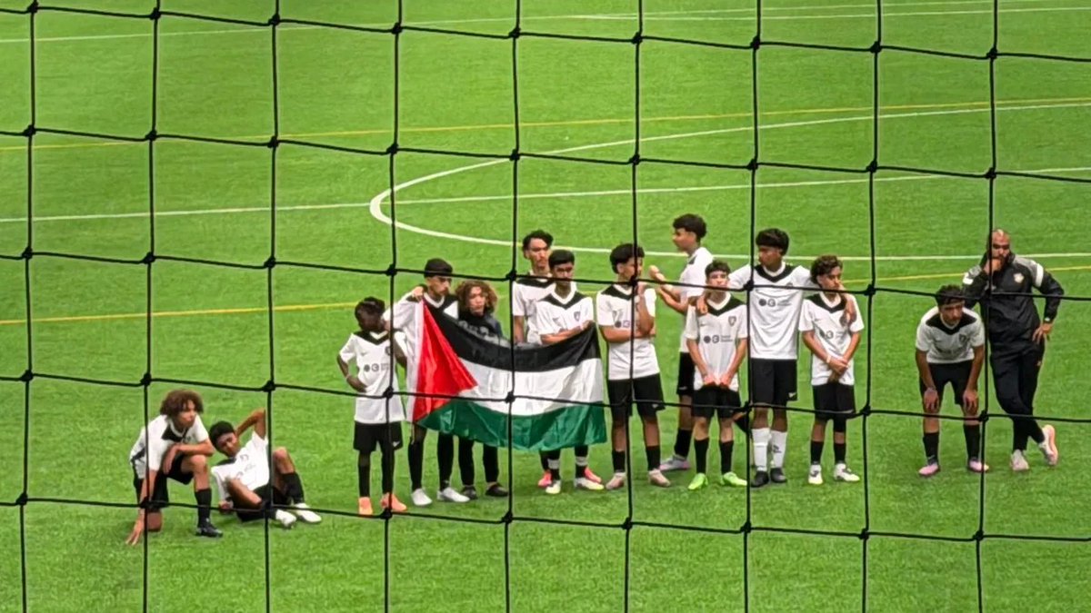 delestoile's tweet photo. 🇪🇪 Podczas turnieju młodzieżowego Tallinn Cup w w kategorii U14/U15 piłkarze francuskiej drużyny FC Vaujours pobili estońskich zawodników z drużyny FC Flora. Podczas rzutów karnych wywiesili demonstracyjnie flagę Palestyny, a po zakończeniu meczu pobili i skopali Estończyków.
„Zamiast przyjacielskiego uścisku dłoni doszło do bójki” - piszą media. „W drugiej połowie dawali nam znać, że po meczu dostaniemy lanie. Nie sądziliśmy, że zajdzie to tak daleko” - mówi estoński trener.