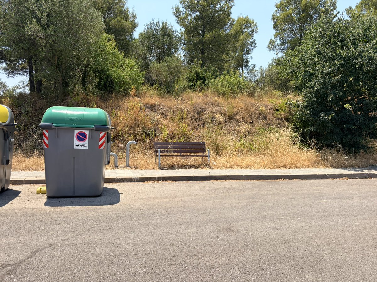 LidiaCS6's tweet photo. @ajsantquirze si us plau feu alguna cosa amb els vorals del bosc abans no haguem de lamentar-nos, hi ha restes de vegetació molt seca que en qualsevol moment es pot encendre, tenim un autèntic polvorí davant les nostres cases!!!! https://t.co/0Rx7O9JKsV