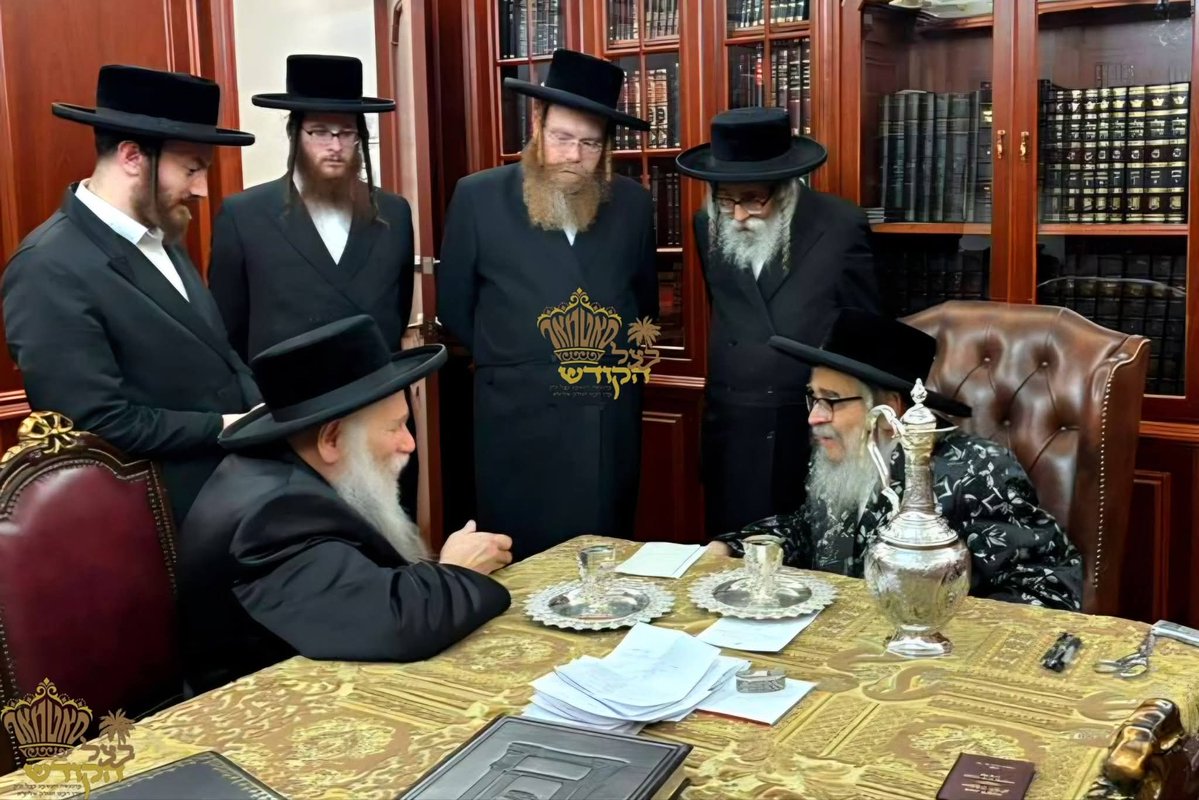solomon20204's tweet photo. @moshepargod האדמו''ר רבי משה לאבין מזידיטשוב נפרד מהאדמו''ר מהר''א מסאטמאר בקרית יואל ניו יורק בטרם עלייתו להתיישב בעיר צפת https://t.co/I2fBD8vQdC